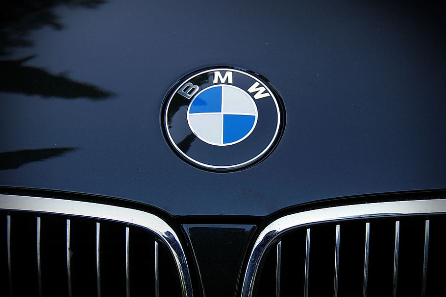 BMW Debuts New Flat Transparent Propeller Badge With The Concept i4 |  Carscoops