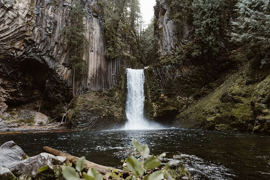 waterfalls between gray fault block mountains during daytime HD wallpaper