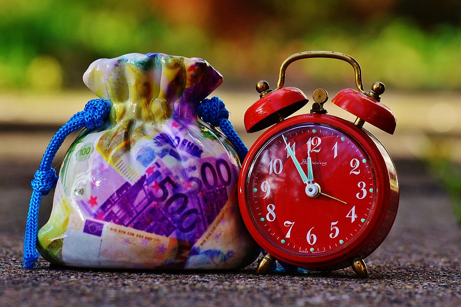 red alarm clock, time is money, the eleventh hour, money bag, HD wallpaper
