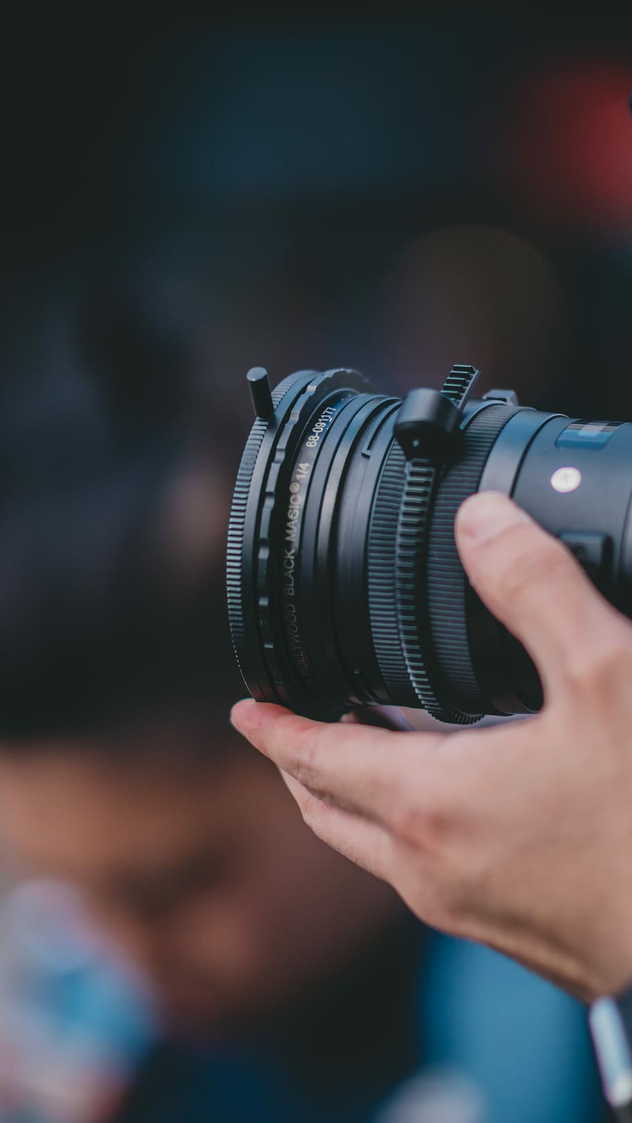 person holding camera lens, person holding black DSLR camera HD wallpaper