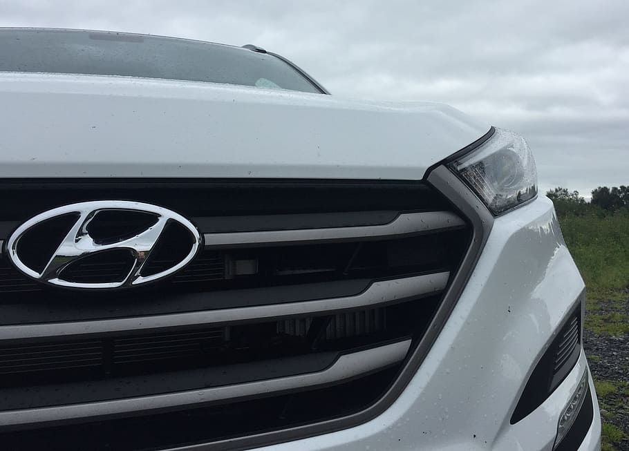 close-up photography of white Hyundai vehicle, car grill, perspective