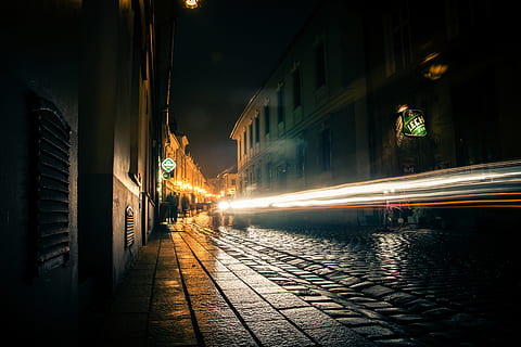 time lapse photography of street light during nighttime, timelapse photography of people walking on sidewalk HD wallpaper