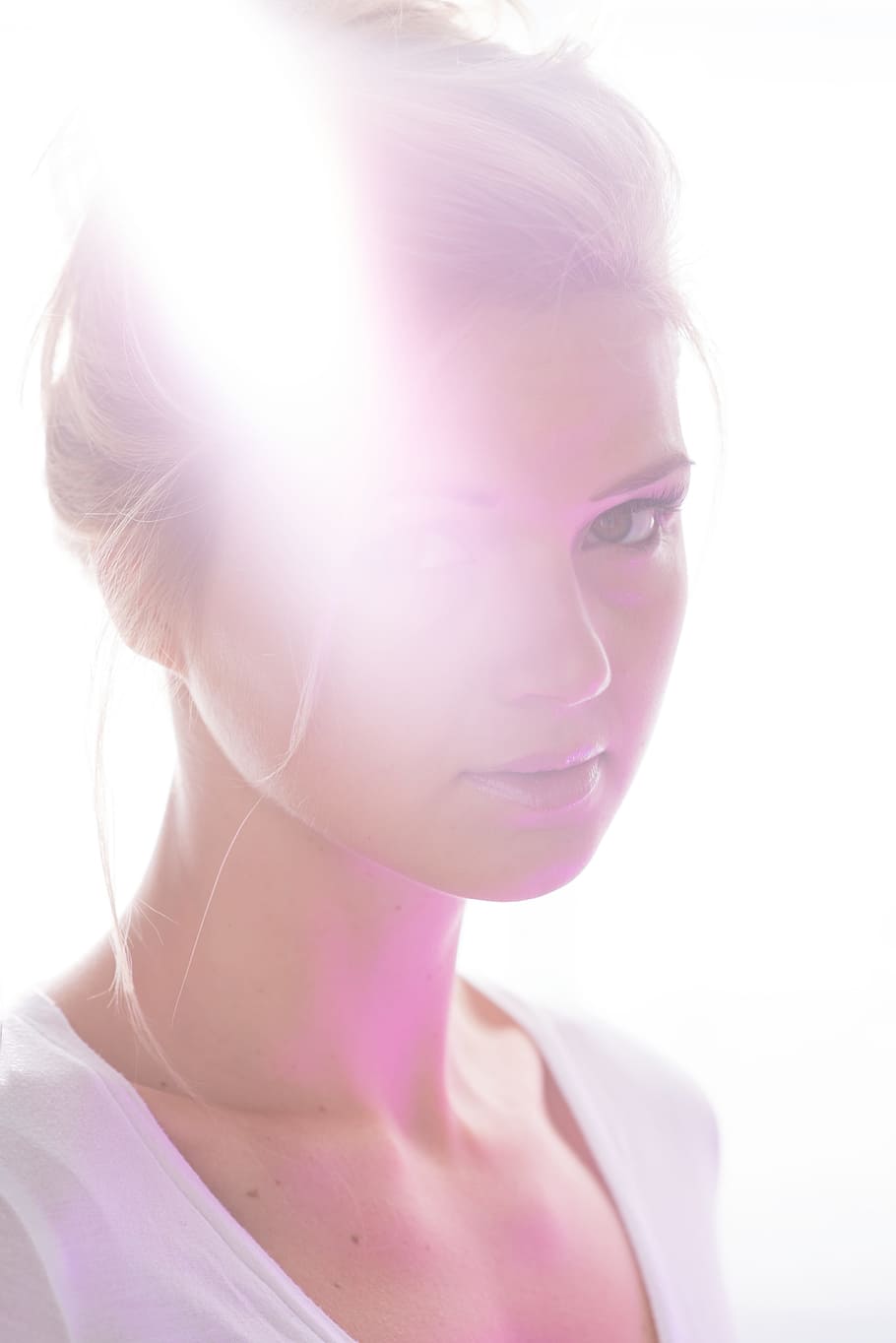 woman wearing white scoop-neck shirt, woman posing for photo HD wallpaper