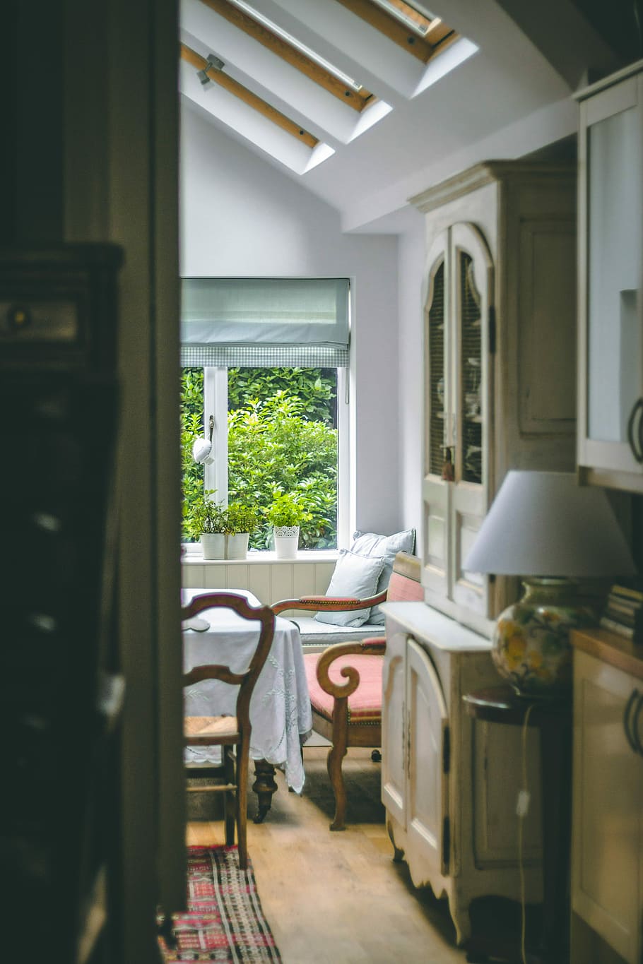 closed white display cabinet, organized table and chairs inside the house HD wallpaper