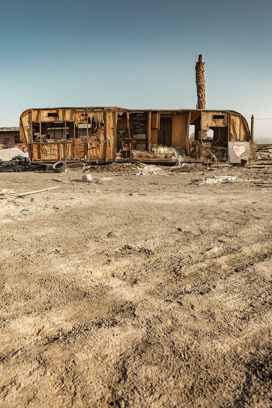 wrecked brown RV trailer, abandoned RV under blue sky at daytime HD wallpaper