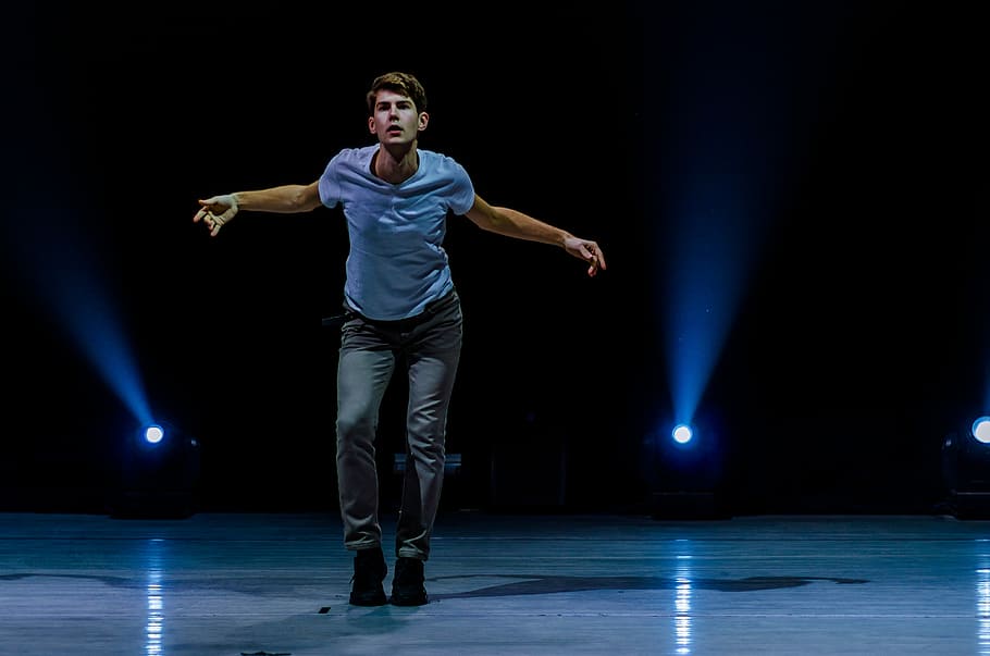 man standing on stage, performance, actor, dancer, full length HD wallpaper