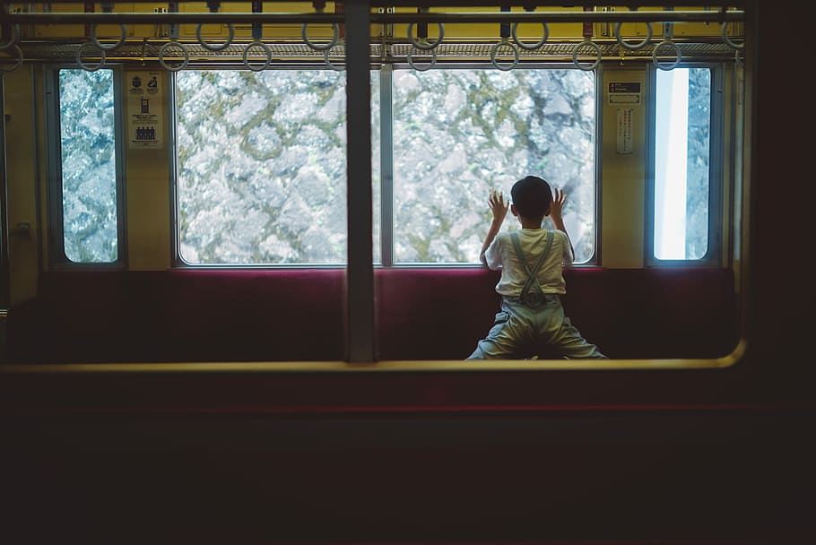 boy leaning on glass window, boy looking through train's window HD wallpaper