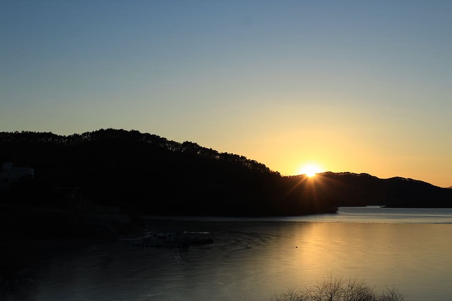 sunset, beams, glow, lake, reflection, mountains, silhouette HD wallpaper