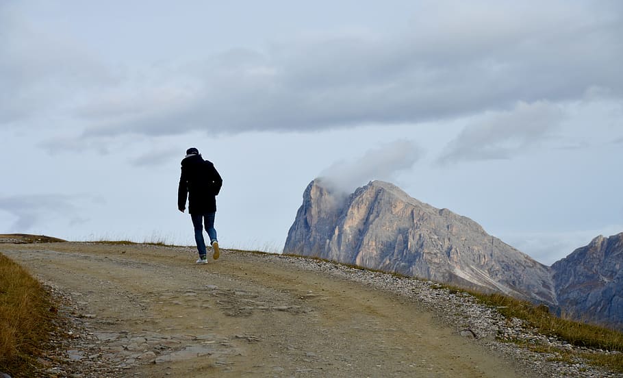 person walking on pathway during daytime, Wanderer, Dolomites HD wallpaper