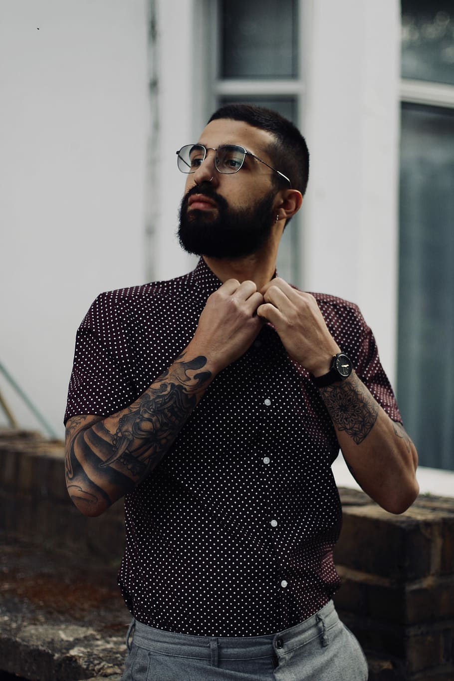 man buttoning his shirt, man wearing eyeglasses holding his button-up t-shirt HD wallpaper