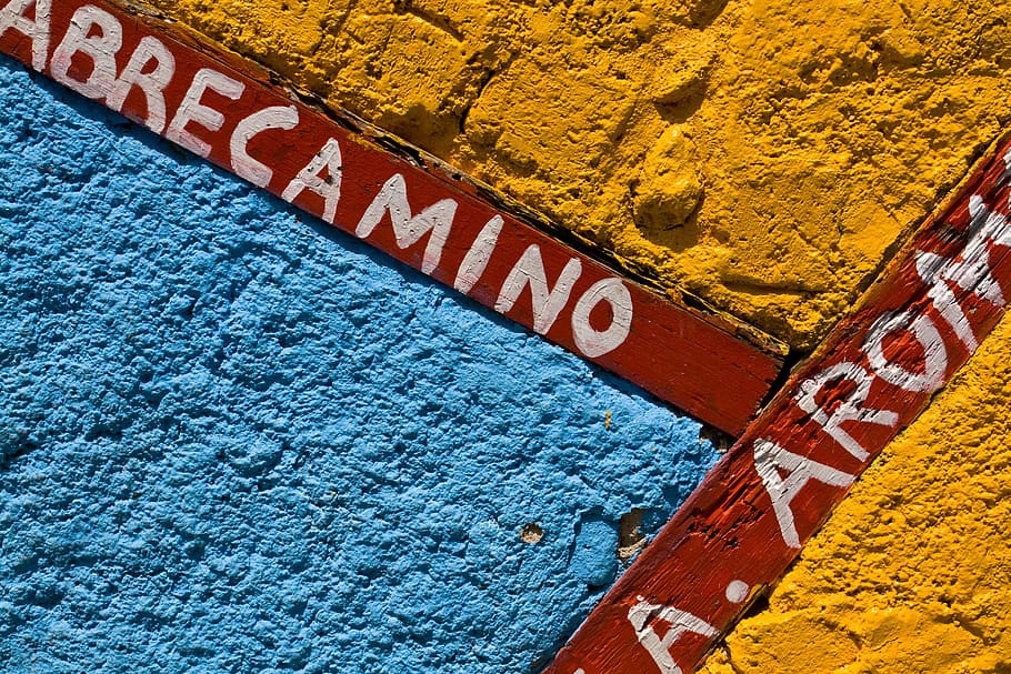 Close-up shot of a colourful wall on Callejon-De-Hamel, Havana, Cuba HD wallpaper