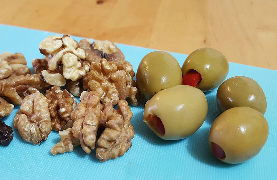 walnut, olive, raisin, chopping board, kitchen, pepper, pimento HD wallpaper