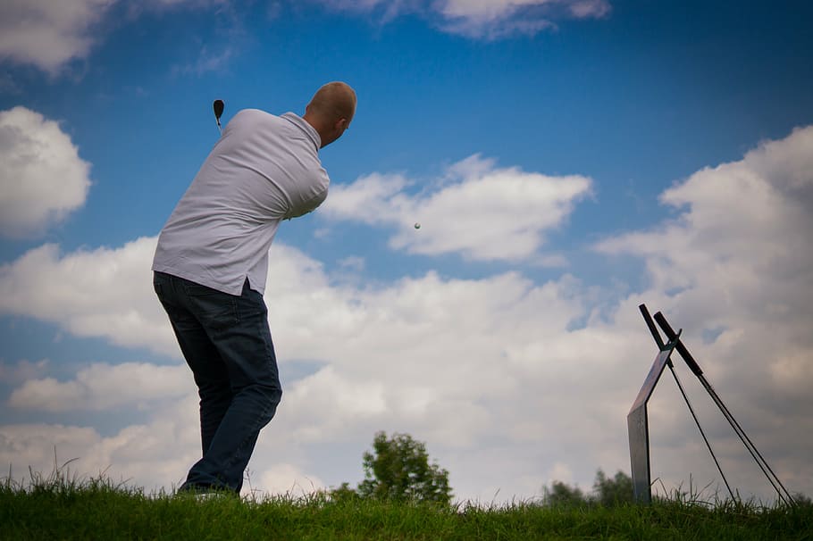 worms eye view of man playing golf, golfing, golfer, putting HD wallpaper