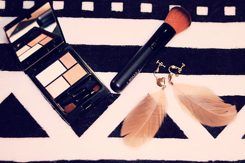 black makeup palette and brush on top of textile, beauty Product HD wallpaper
