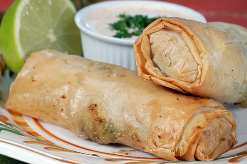 closeup photo of spring roll on tray, egg roll, avocado, food HD wallpaper