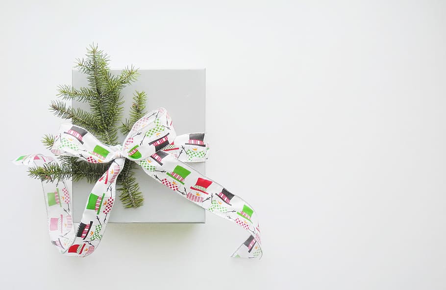 green pine tree leaves tied with multicolored fabric strap ribbon, green pine leaf wall decor with ribbon tie HD wallpaper