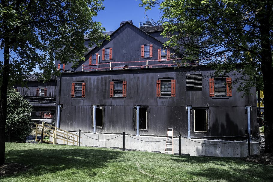 Backside of a distillery Room at Maker's Mark, building, marker's mark, HD wallpaper