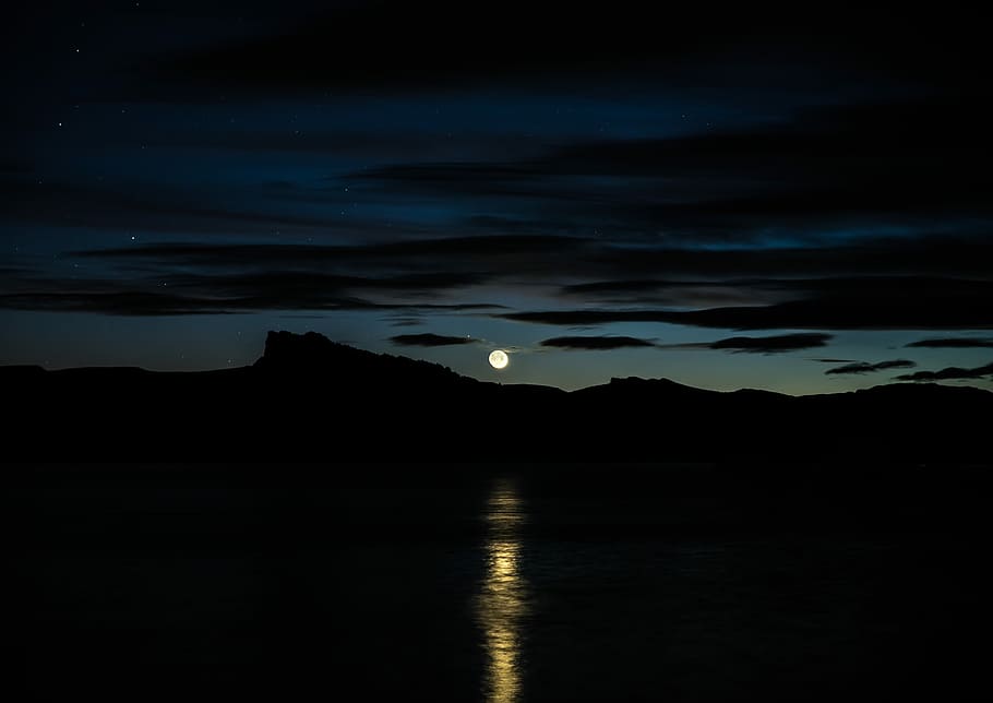 body of water during full moon, full moon near body of water during night time HD wallpaper