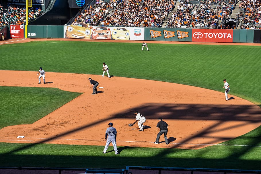 men playing baseball, team playing baseball at field, game, pitch HD wallpaper