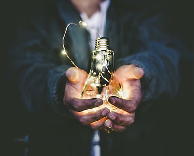 man holding incandescent bulb, person holding light bulb turned on HD wallpaper