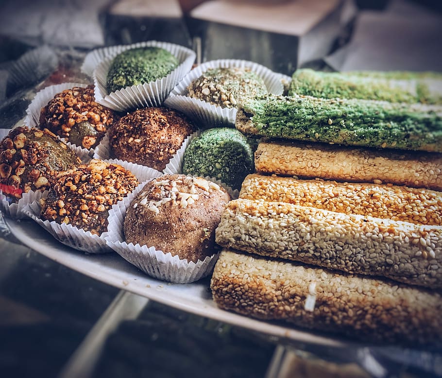 cupcakes and rice cake on table, cupcakes and spring rolls, bread HD wallpaper