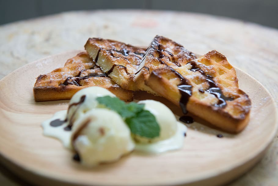 Shallow Focus Photography of Baked Bread With Chocolate Syrup Serve on Wooden Plate HD wallpaper
