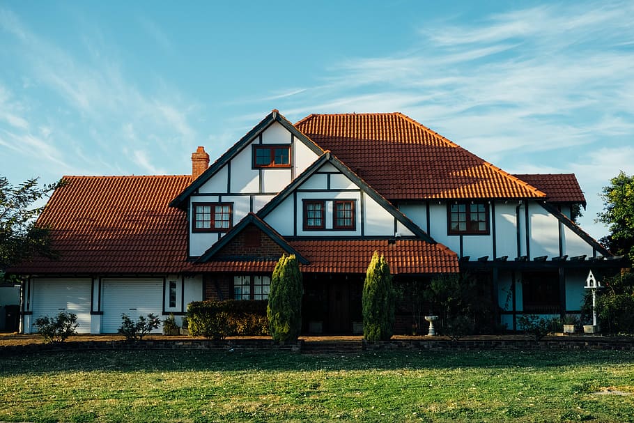 white and brown house near tree under blue sky, side, lawn HD wallpaper