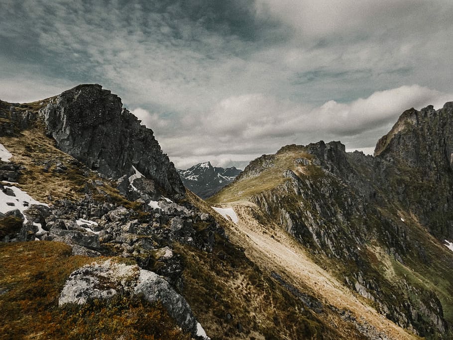 gray mountain under white cloudy sky, gray and white mountain under cloudy sky HD wallpaper