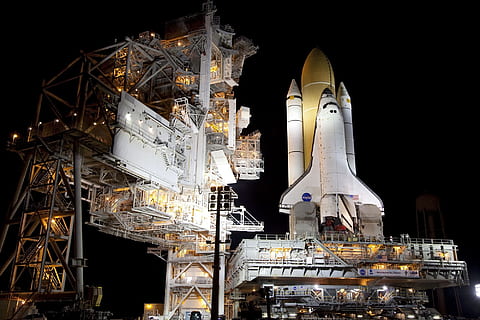 white and yellow space shuttle during nighttime, atlantis space shuttle HD wallpaper
