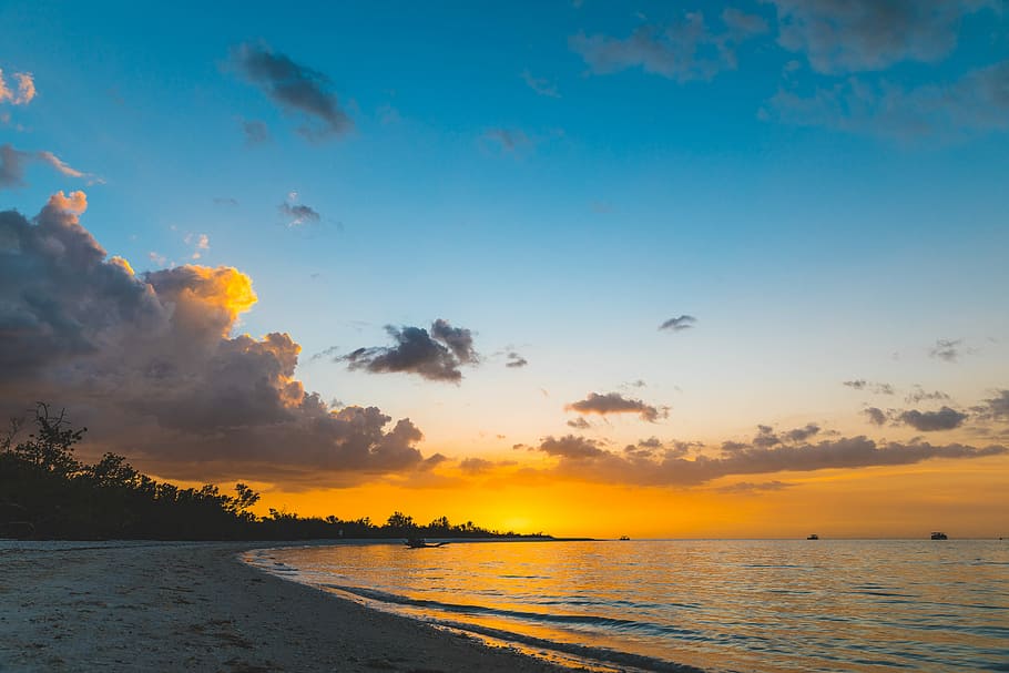 seashore under blue skies, body of water during sunset, cloud HD wallpaper