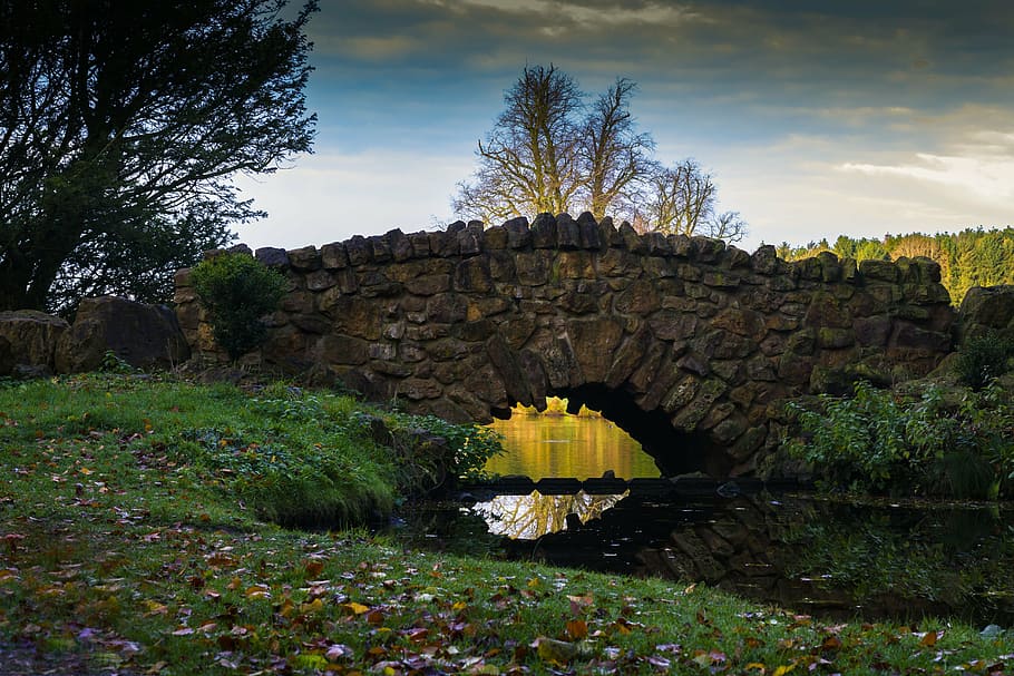 brick footbridge over creek, sunlight, landscape, water, nature HD wallpaper