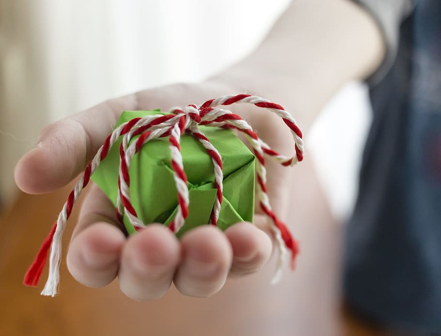 person holding small gift box, green box, hand, wrapped, closeup HD wallpaper