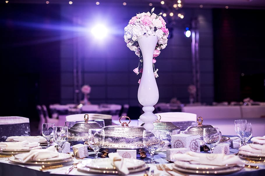white and pink flower arrangement centerpiece in vase, wedding HD wallpaper