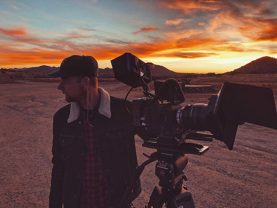 man holding camera at the desert, man holding DSLR camera with tripod HD wallpaper