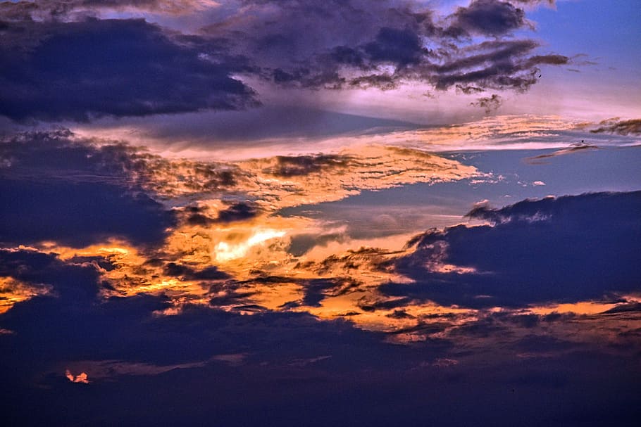 white clouds during sunset, golden hour photography of clouds and sunlight HD wallpaper