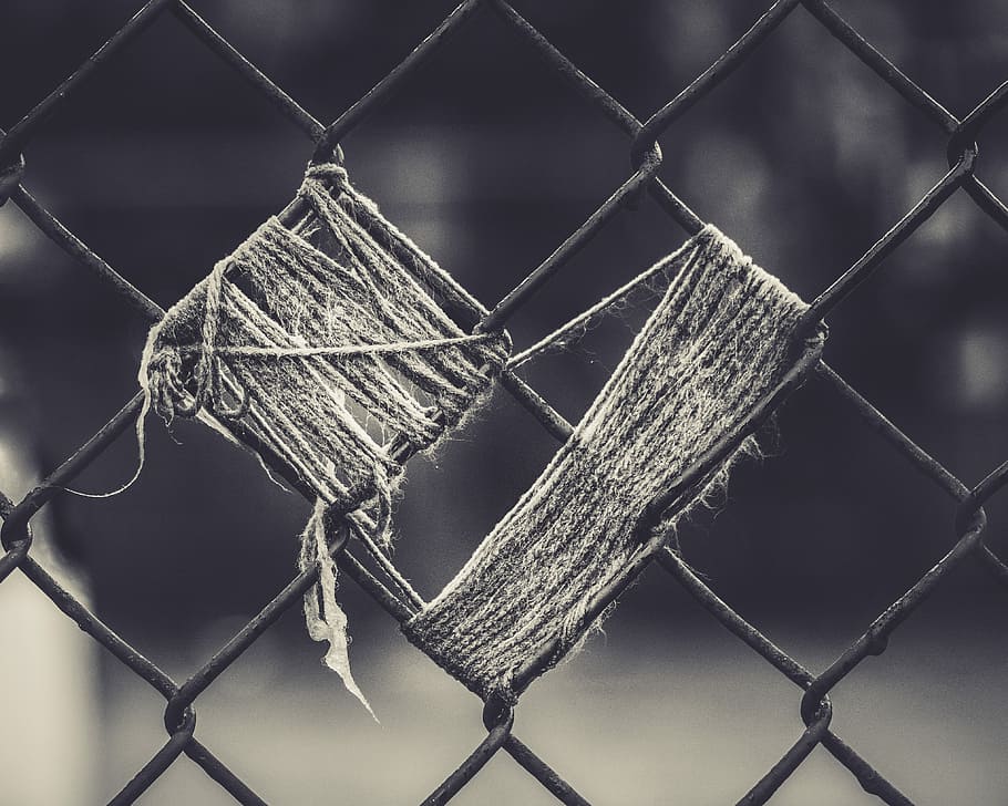 yarn on fence, grayscale photo of cyclone fence, street, urban HD wallpaper