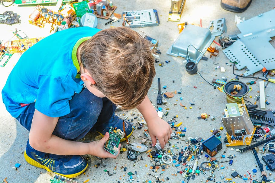 boy wearing blue shirt and blue denim jeans playing on the ground HD wallpaper