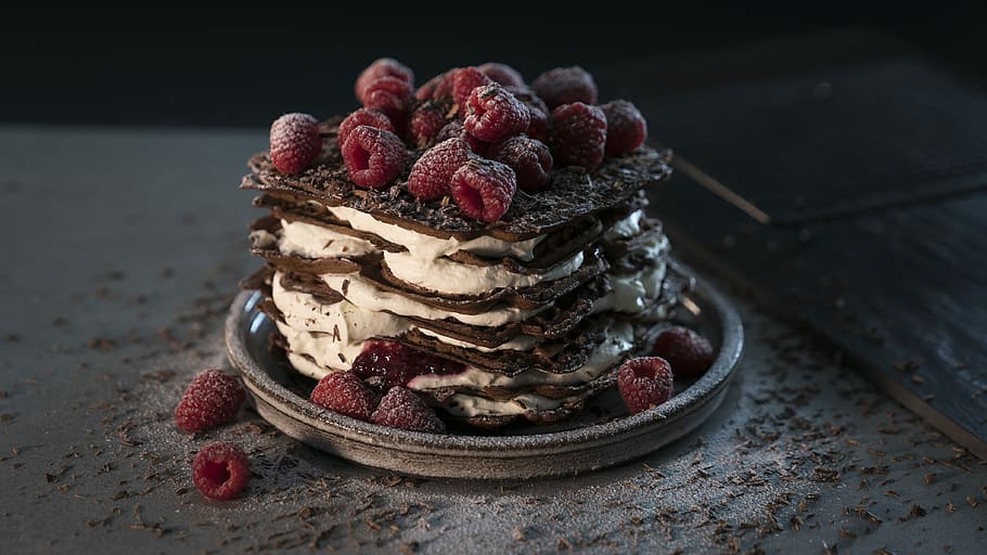 red raspberries on chocolate and cream cake, raspberries on top of cookies and creams HD wallpaper