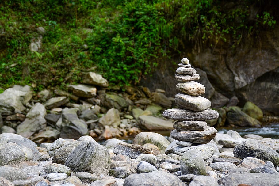 shallow focus photography balance stones, pine of gray stone at daytime HD wallpaper
