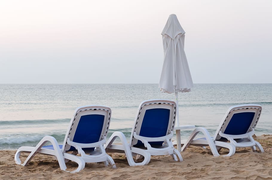 three outdoor loungers and one patio umbrella at beach side HD wallpaper