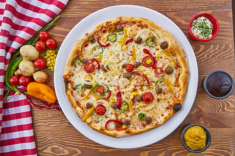 baked pizza served in plate, breakfast, vegetable, food, healthy eating HD wallpaper