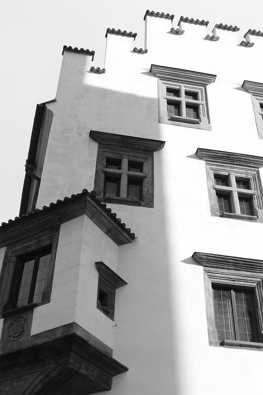 window, building, house, architecture, old, old building, black and white HD wallpaper