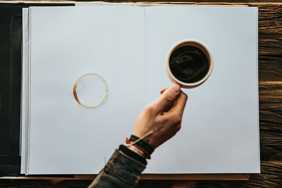 person drinking coffee, person holding beige ceramic mug, hand HD wallpaper
