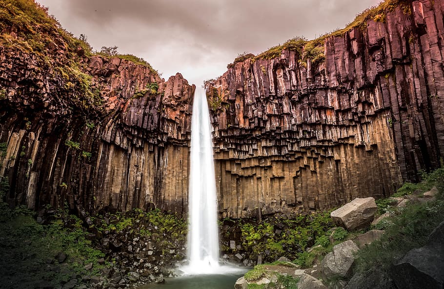 waterfalls surrounded with rocky mountains, waterfalls between brown concrete mountain HD wallpaper