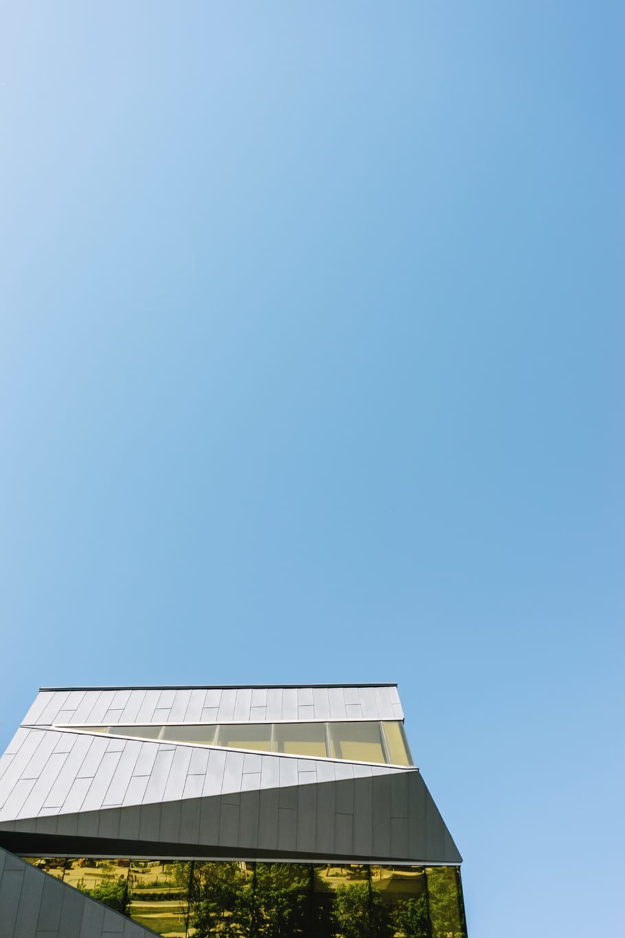 low-angle photography of white concrete building under clear blue sky, white concrete house under blue sky HD wallpaper