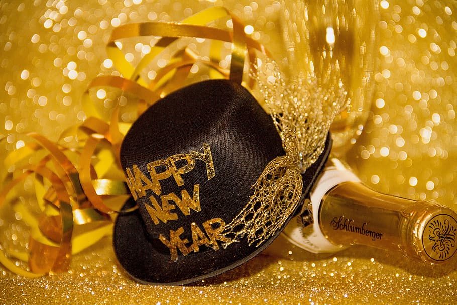 black hat over bottle with gold backgrund, new year's eve, champagne, HD wallpaper