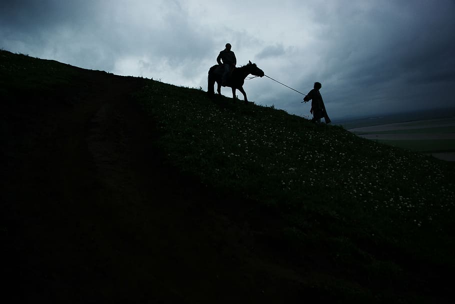 dark clouds, horseback riding, hillside, twilight, ruoergai HD wallpaper