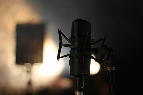 shallow focus photography of black studio microphone, selective focus photography of condenser microphone HD wallpaper