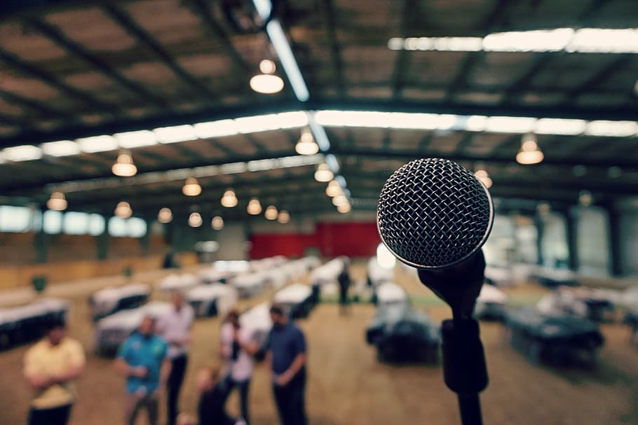 microphone with tripod photo, selective focus of microphone on stage HD wallpaper