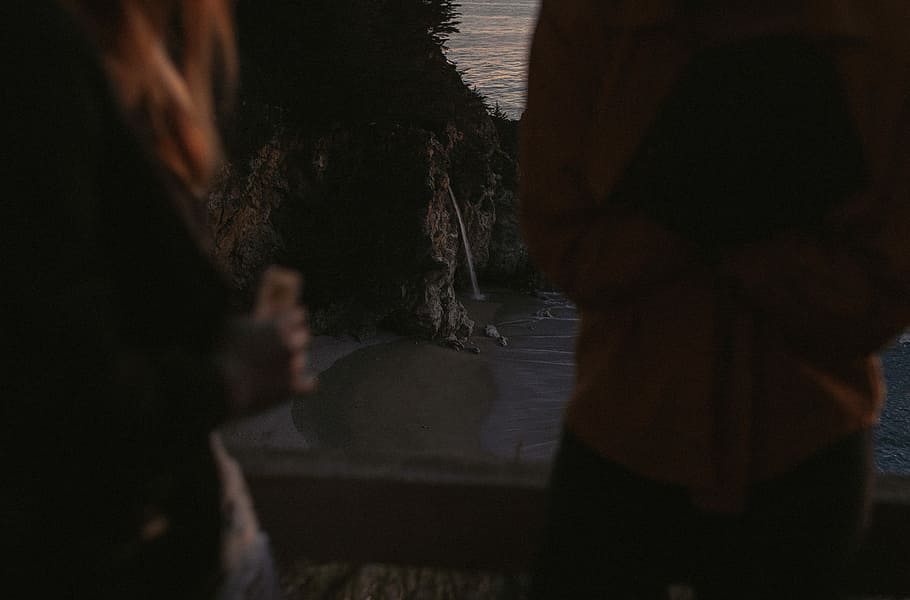 shallow focus photography of seashore, dark, rock, ocean, water HD wallpaper